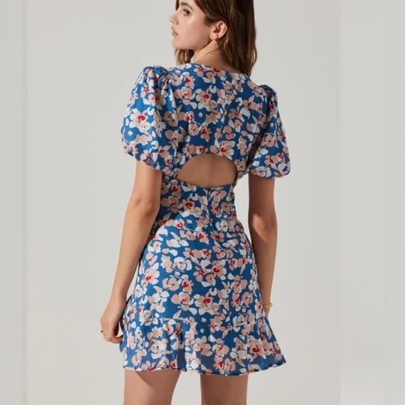 ASTR The Label Flutter Sleeve
Cutout Floral Mini Dress Large - Picture 2 of 6